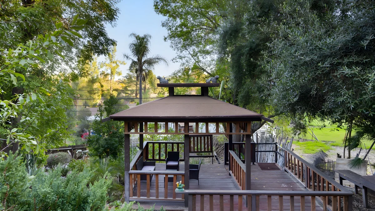 Wander Woodland Hills Foothills