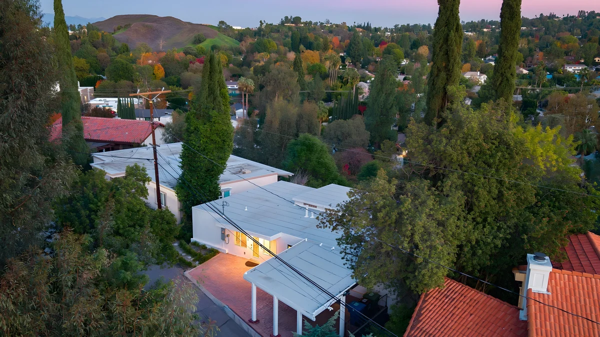 Wander Woodland Hills Foothills