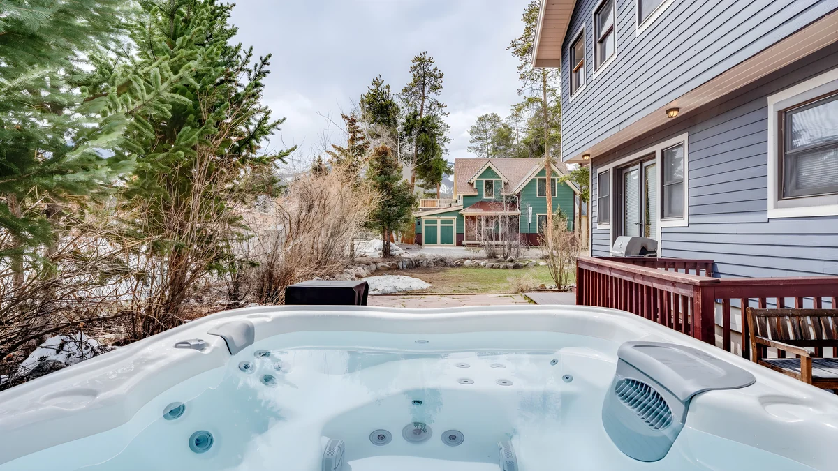 Wander Breckenridge Whales Tail