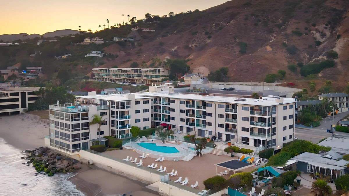 Wander Carbon Beach Shores