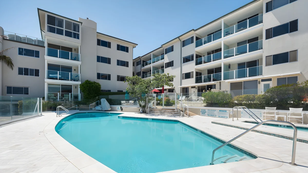 Wander Carbon Beach Shores