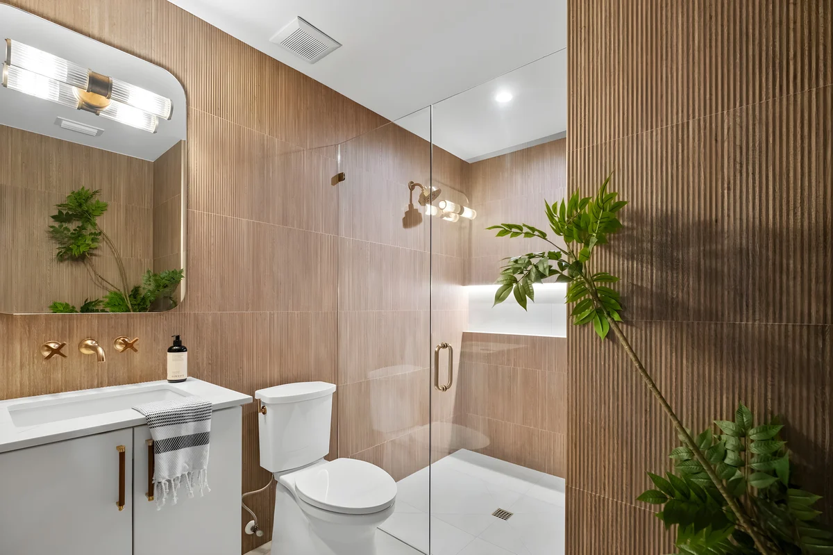 Ensuite Bathroom 2 image 1