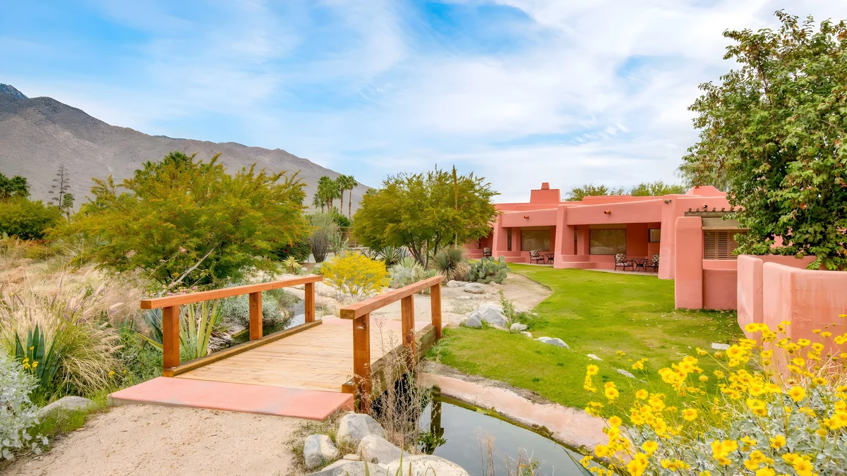 Wander Palm Springs Sands