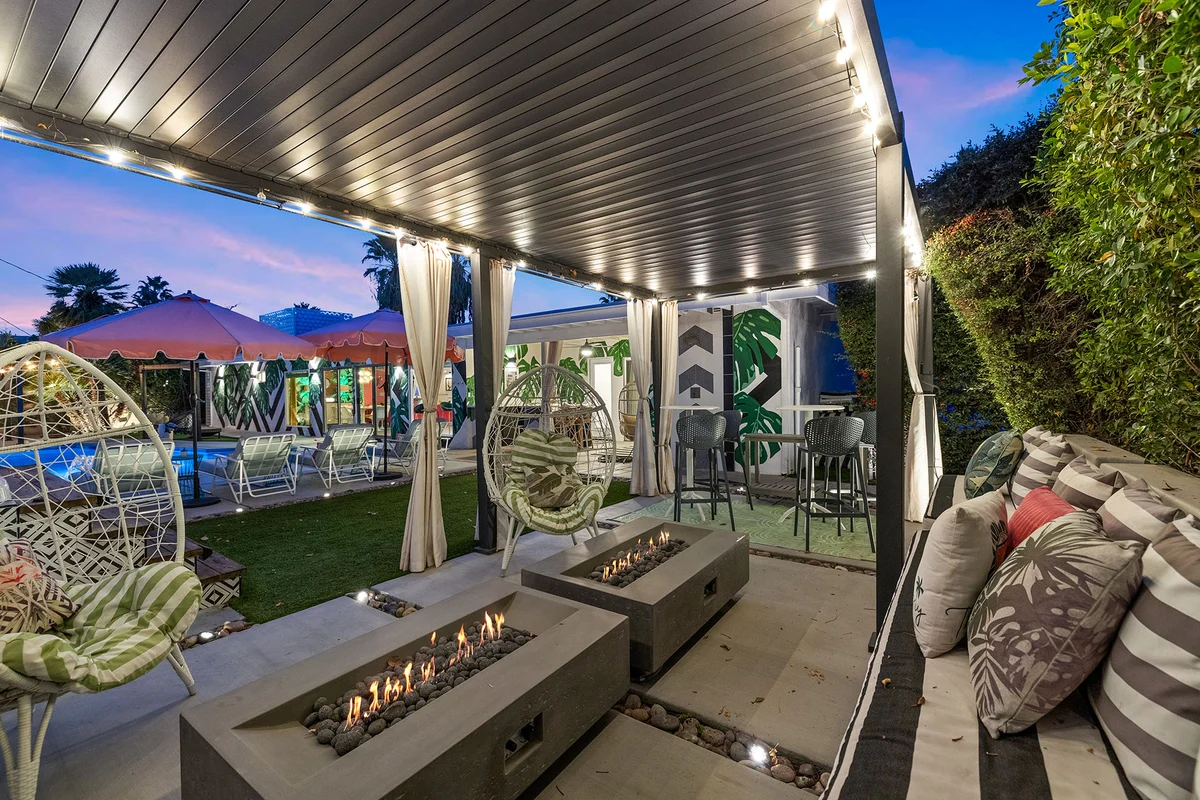 The Beverly' Pool, spa, firepits, putting green! #101