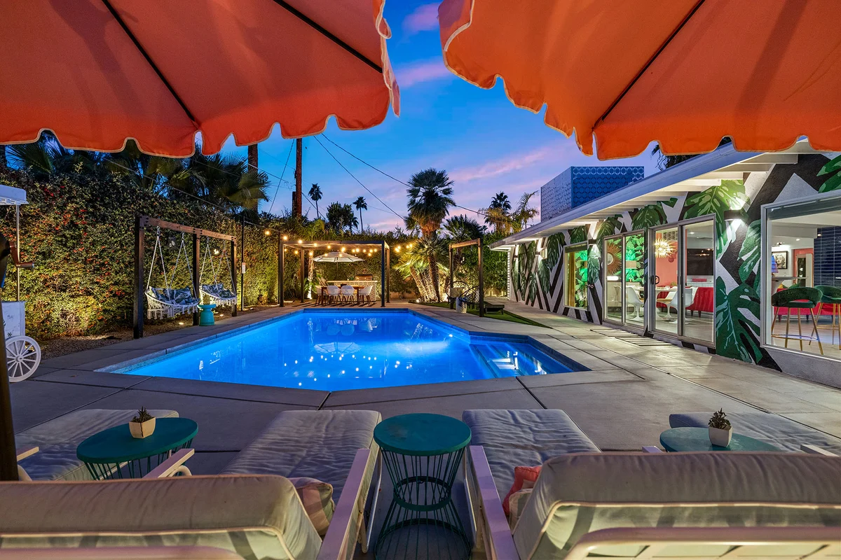 The Beverly' Pool, spa, firepits, putting green! #89