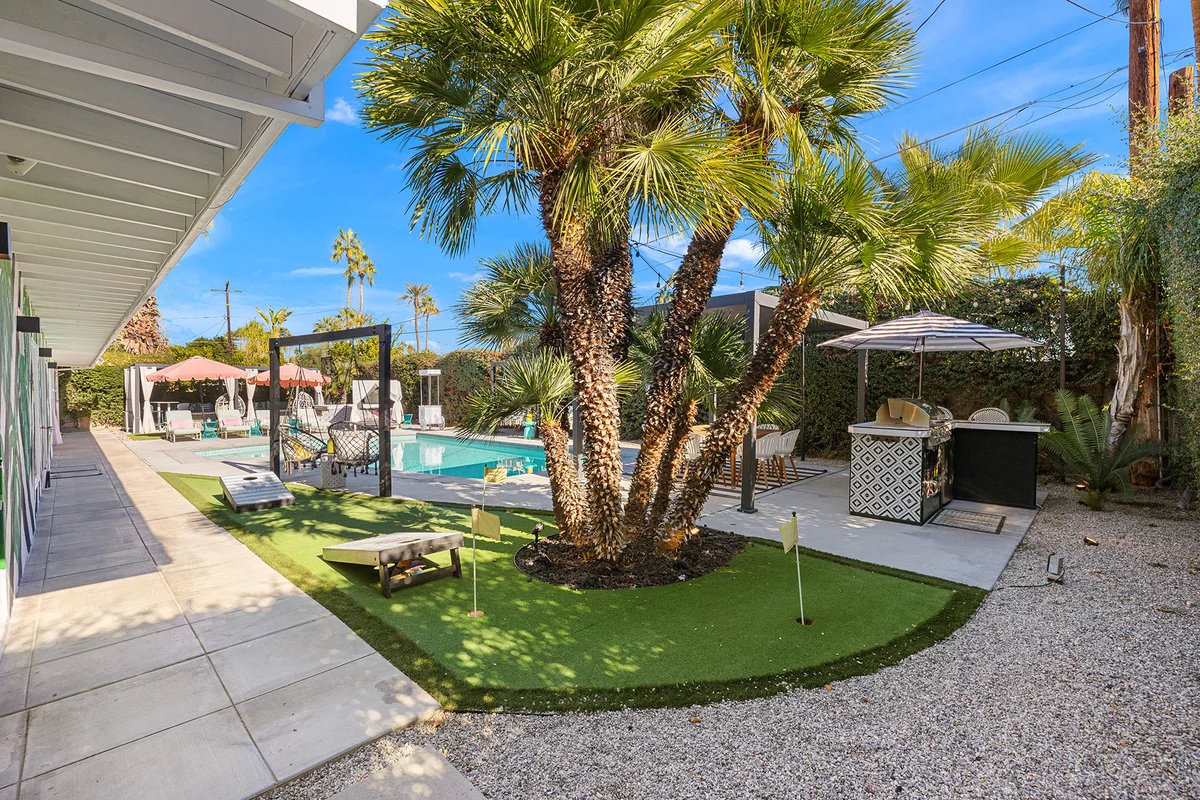The Beverly' Pool, spa, firepits, putting green! #69