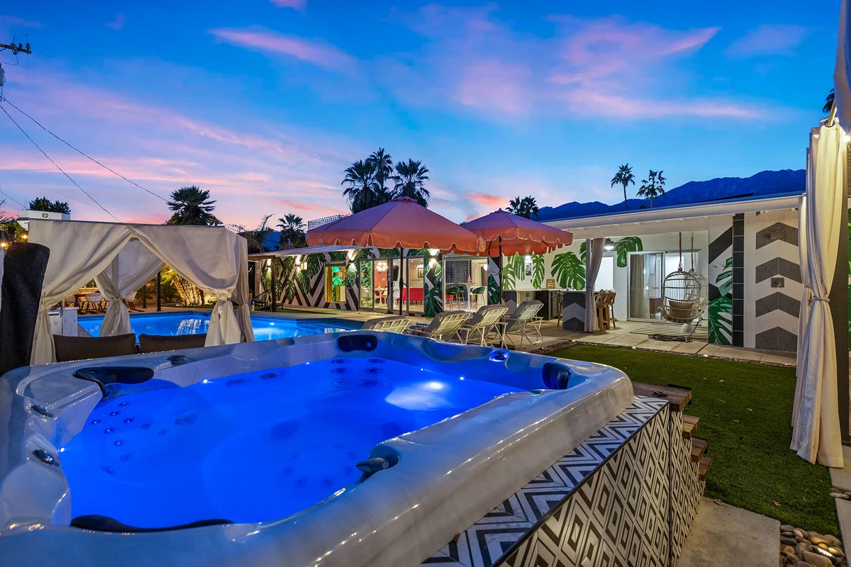 The Beverly' Pool, spa, firepits, putting green! #75