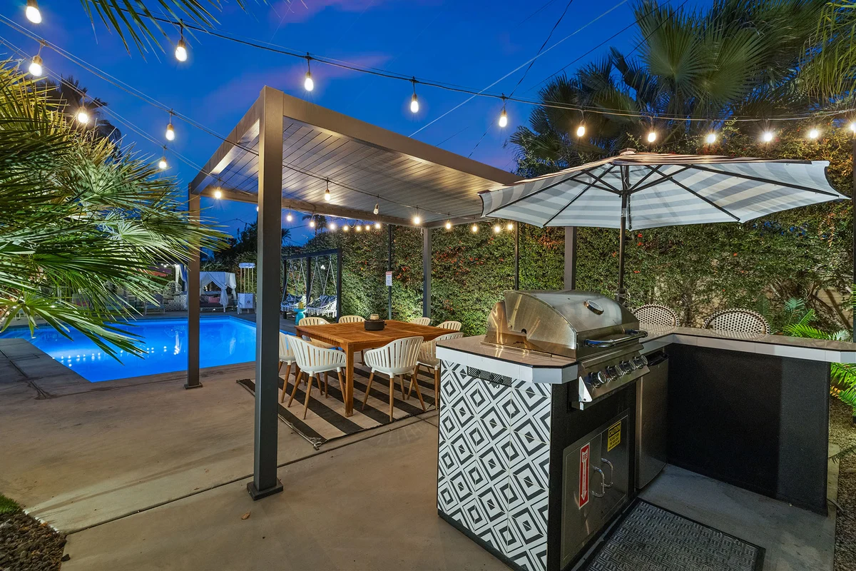 The Beverly' Pool, spa, firepits, putting green! #65