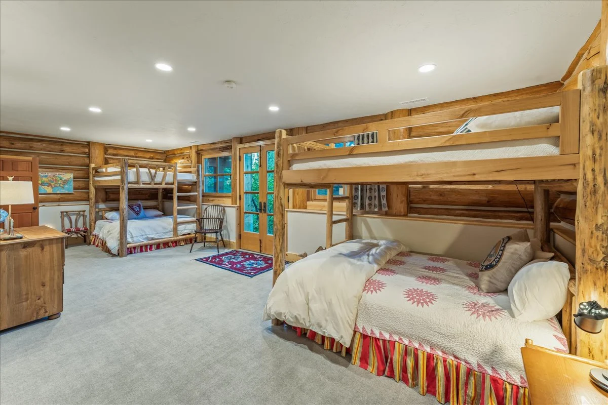 Treehouse Lodge #63