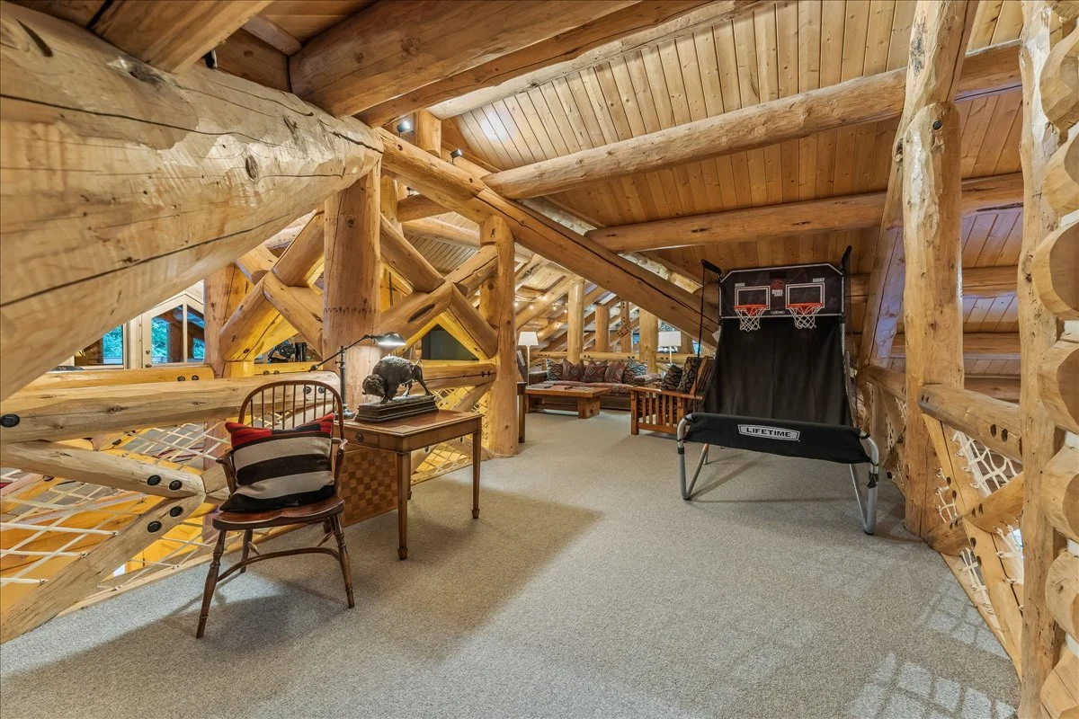 Treehouse Lodge #54