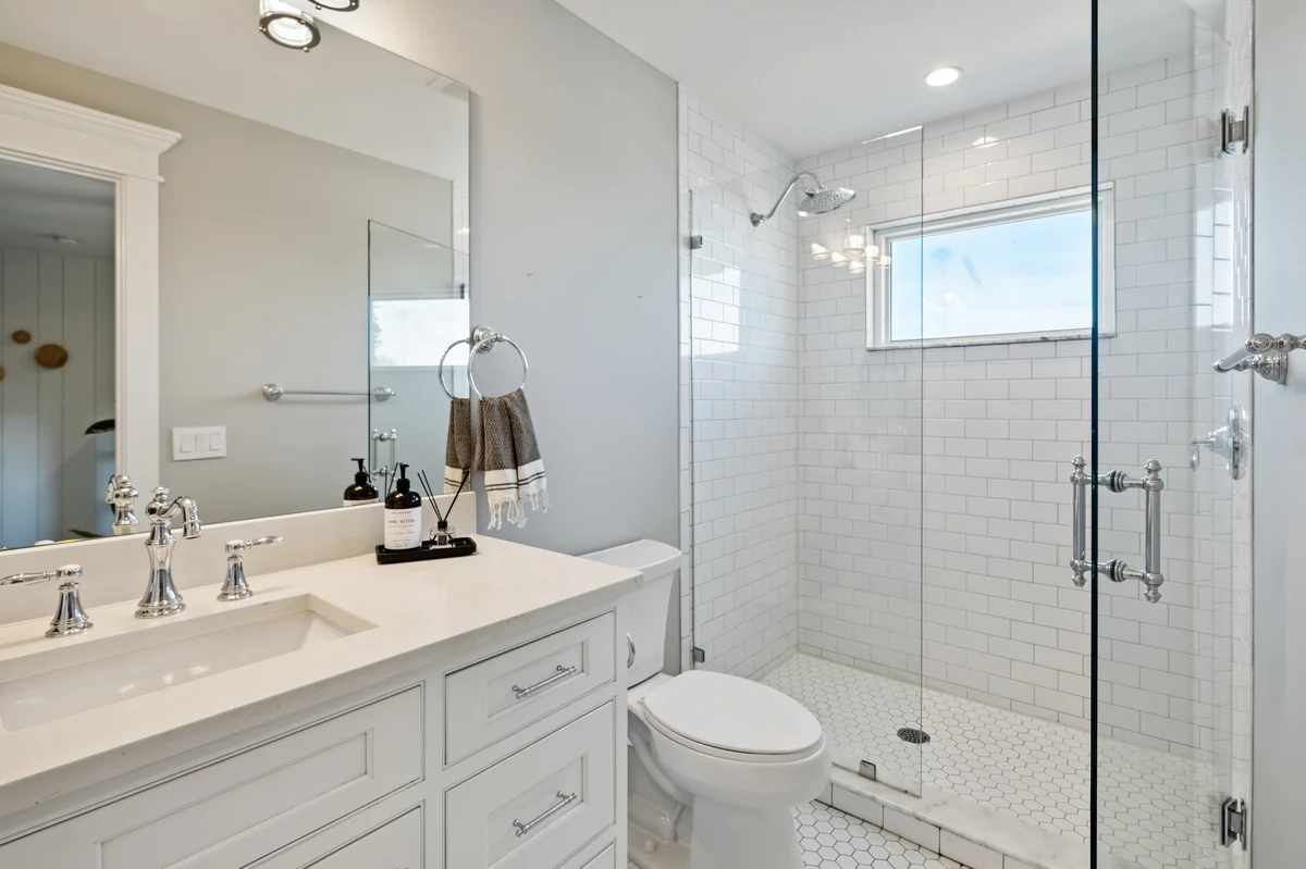 Ensuite Bathroom 3 image