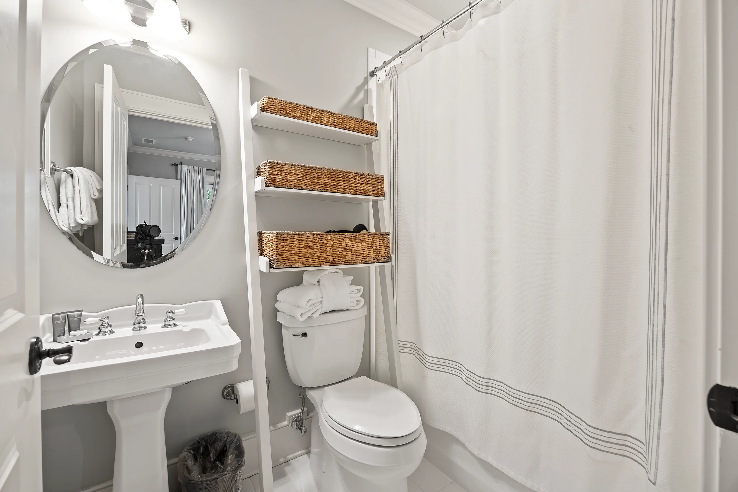 EA2B: 2B Eugenia Avenue #43