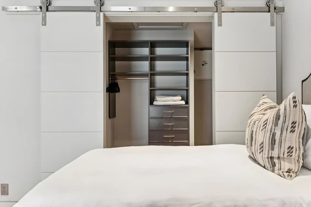 Bedroom 5 image 1