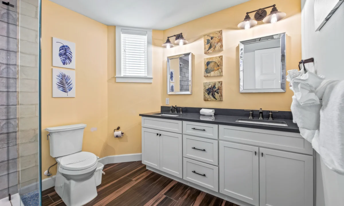 Ensuite Bathroom 3 image 1