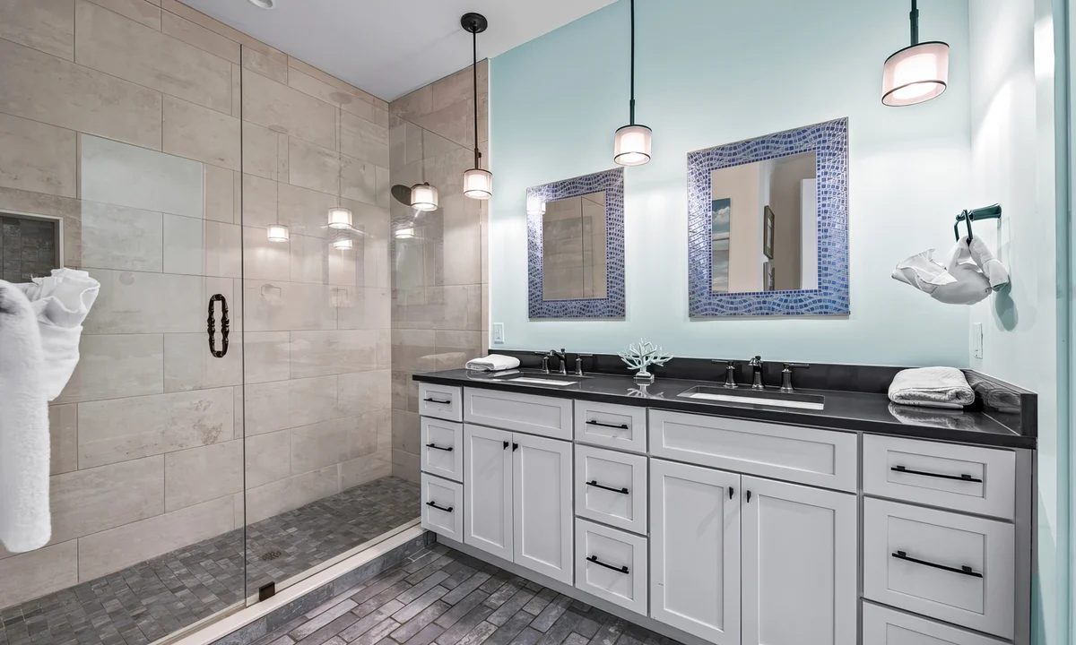 Ensuite Bathroom 1 image 1