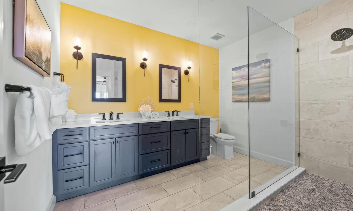 Ensuite Bathroom 2 image 1