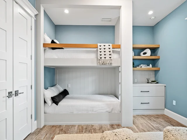 Bedroom 8 image 1