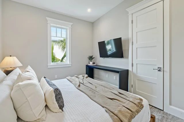Bedroom 5 image 1