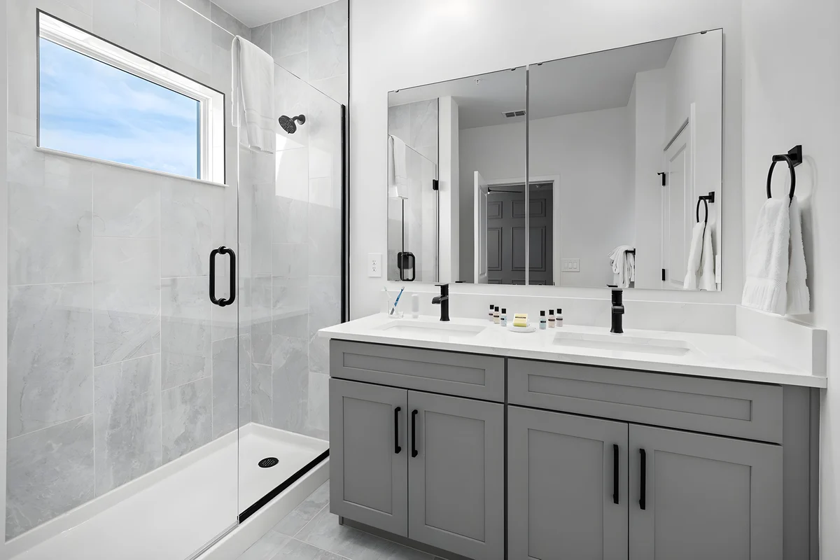 Ensuite Bathroom image 1