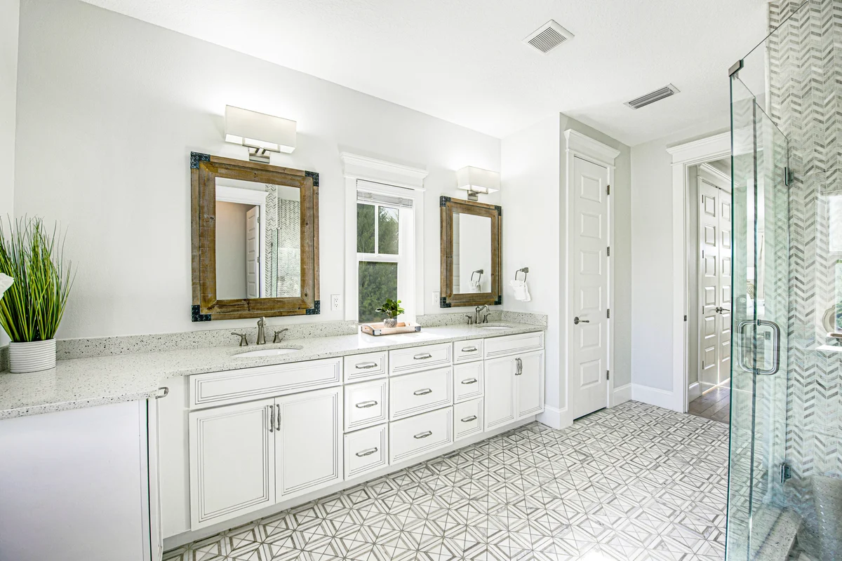 Ensuite Bathroom image 1