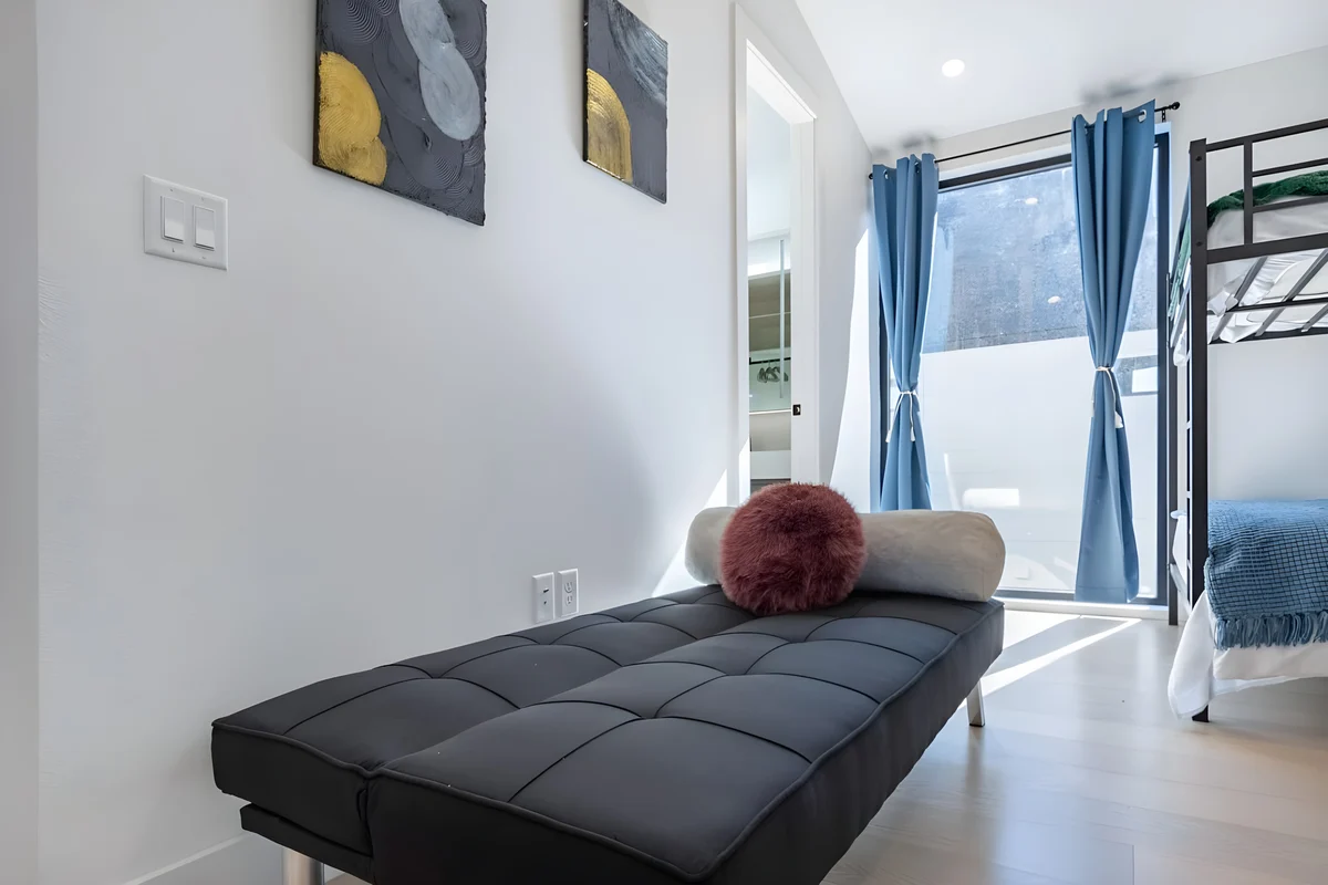 Bedroom 3 image 1