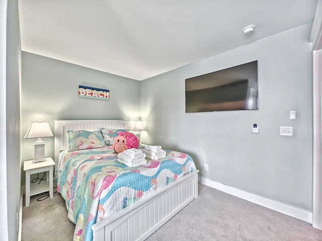 Bedroom 5 image 1