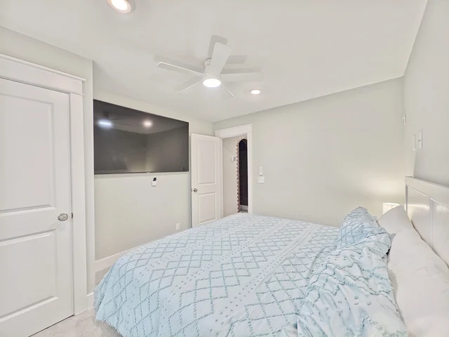 Bedroom 6 image 1
