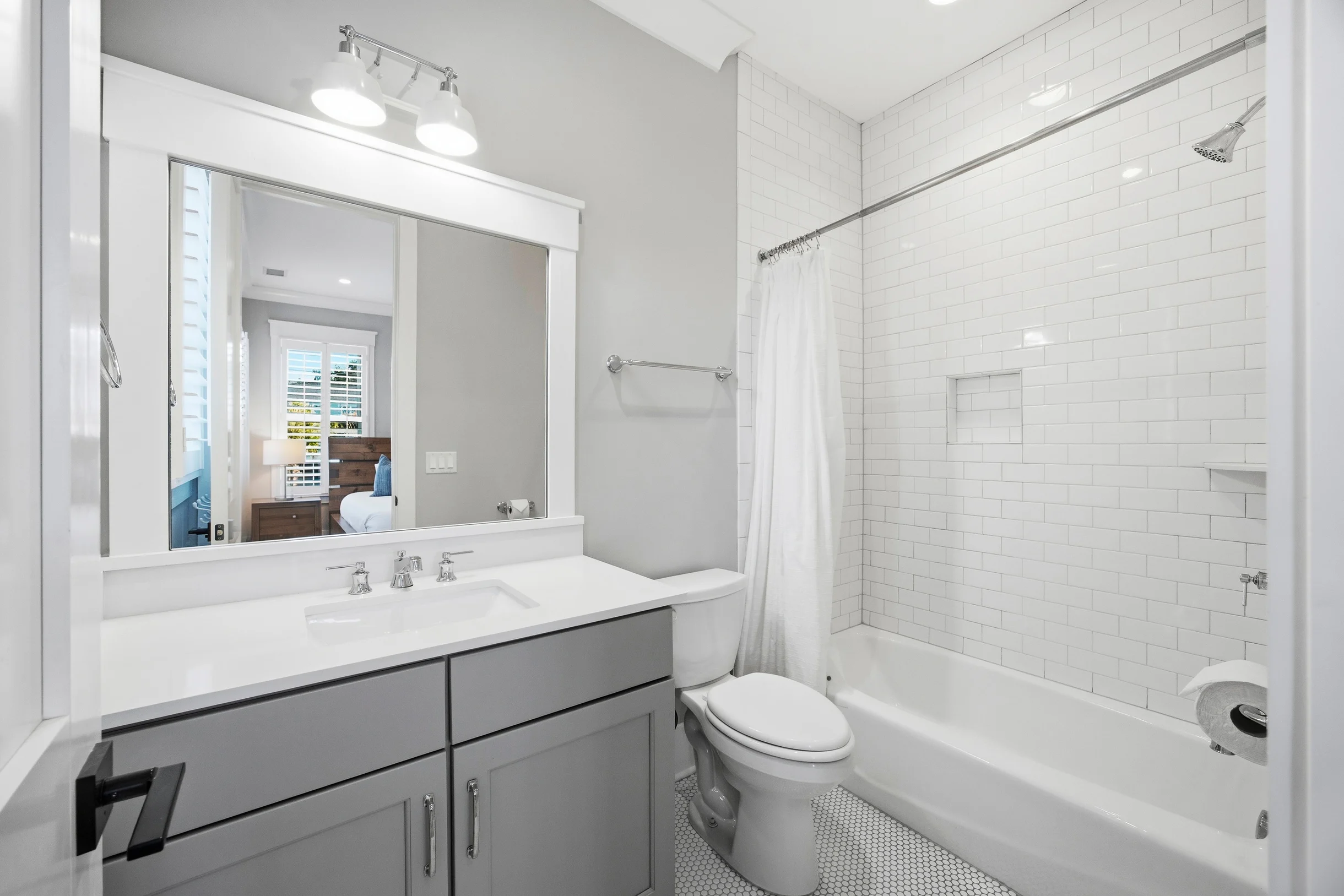 AV3-39: 3 39th Avenue #83