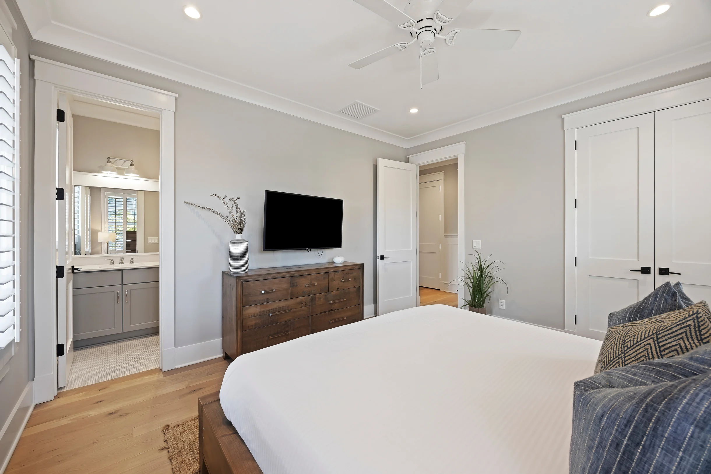 AV3-39: 3 39th Avenue #27