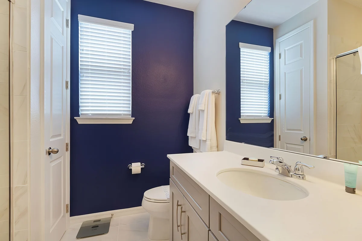 Ensuite Bathroom 2 image 1