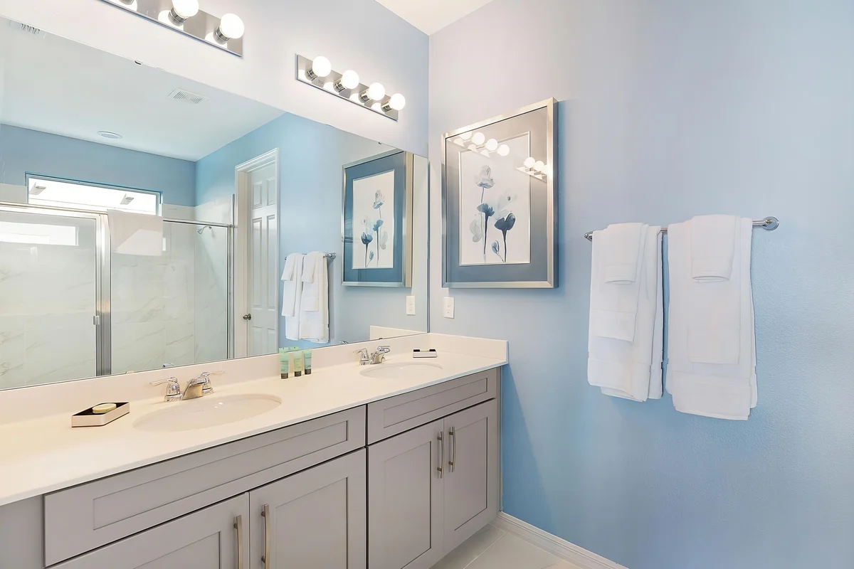 Ensuite Bathroom 1 image 1
