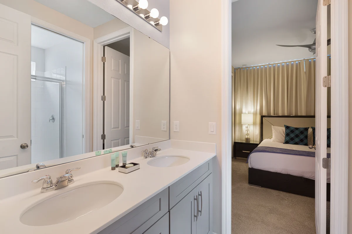 Ensuite Bathroom 3 image 1