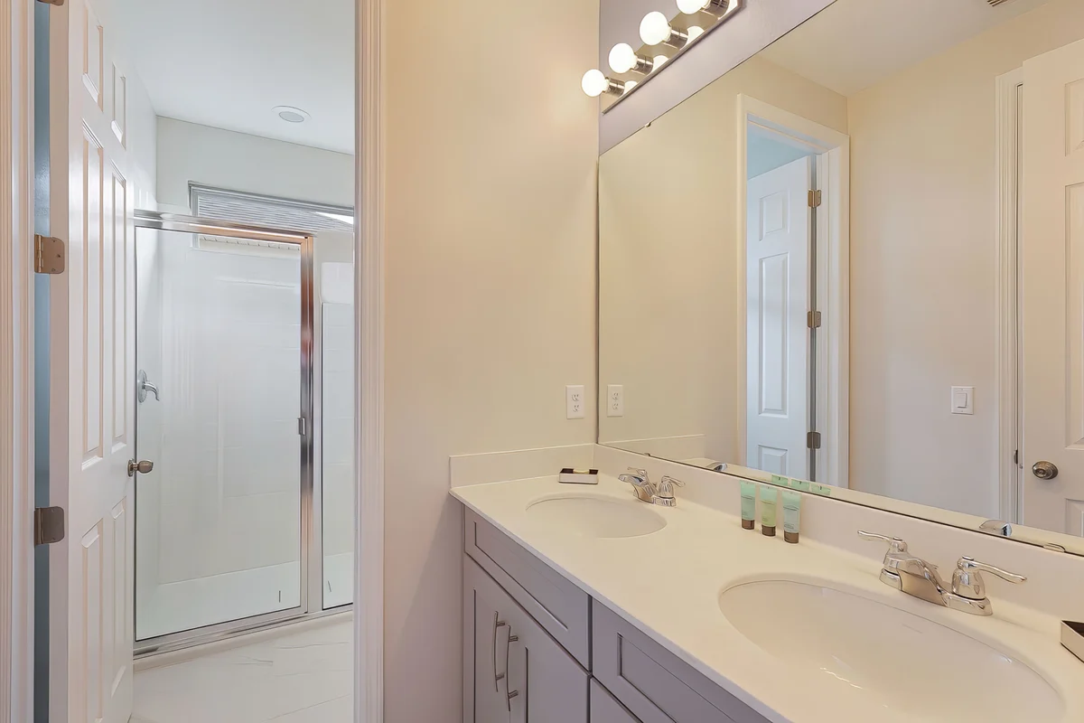 Ensuite Bathroom 3 image 1