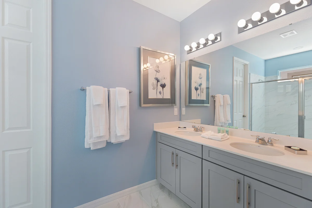 Ensuite Bathroom 1 image 1