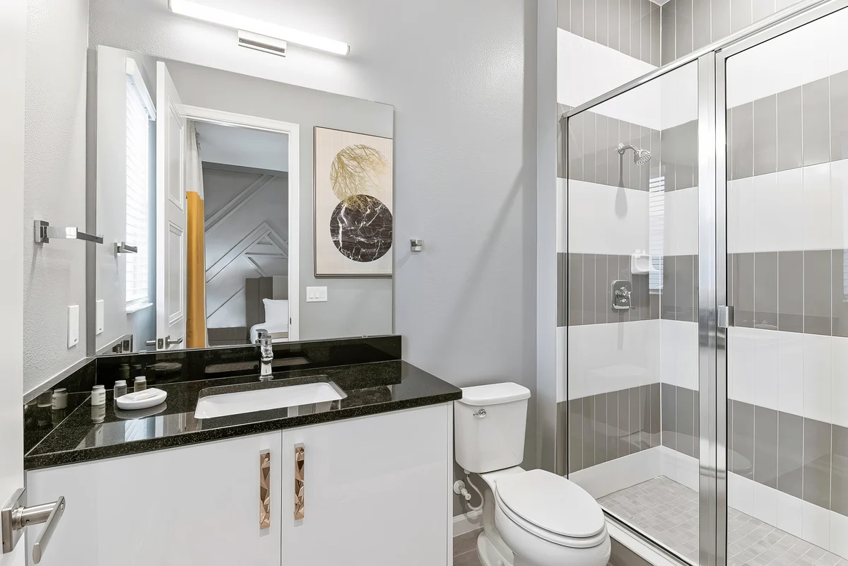 Ensuite Bathroom 6 image 1