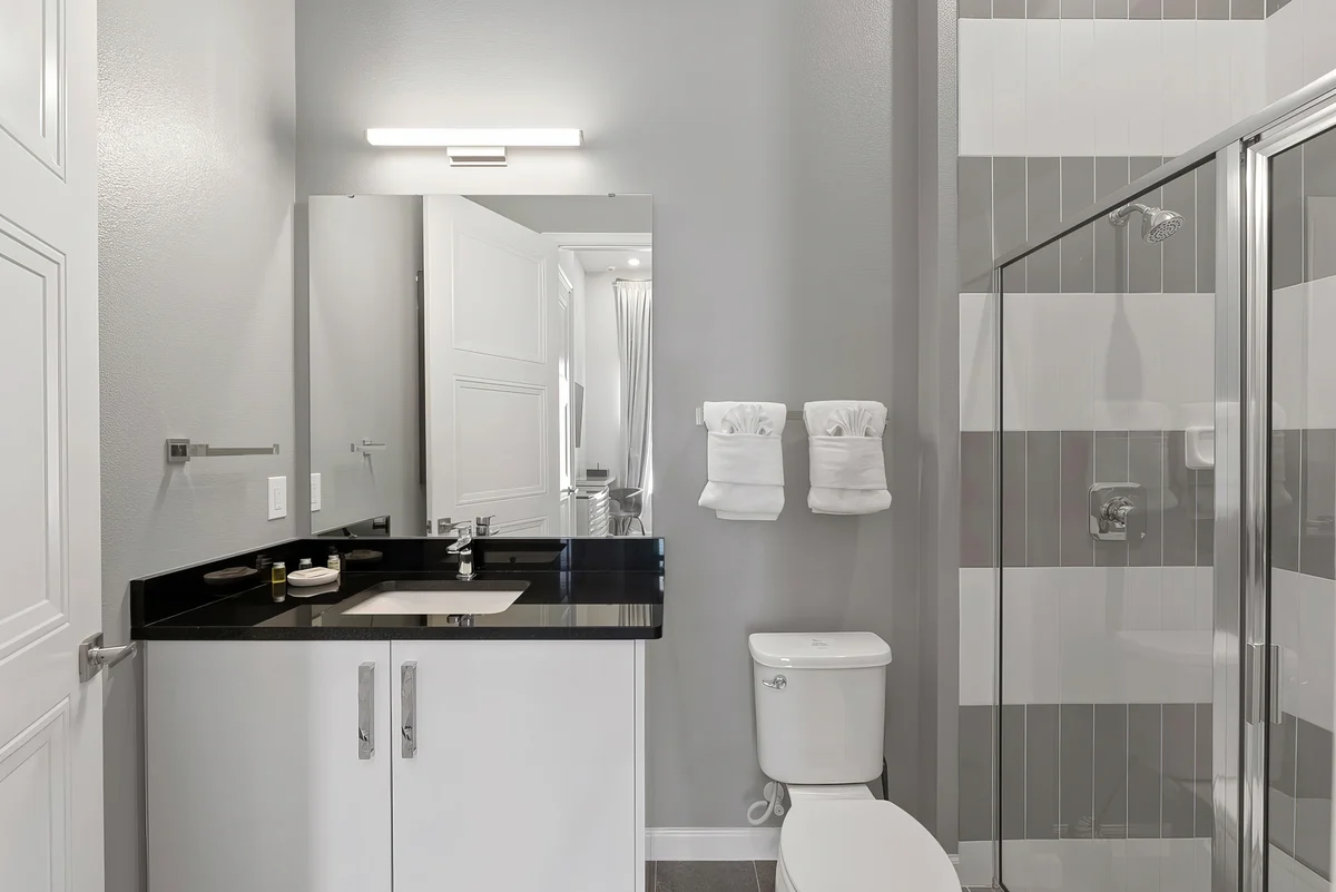 Ensuite Bathroom 3 image 1