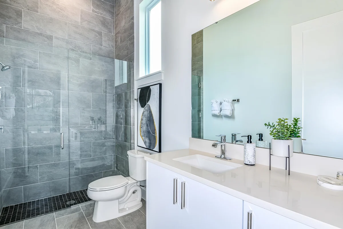 Ensuite Bathroom 3 image 1