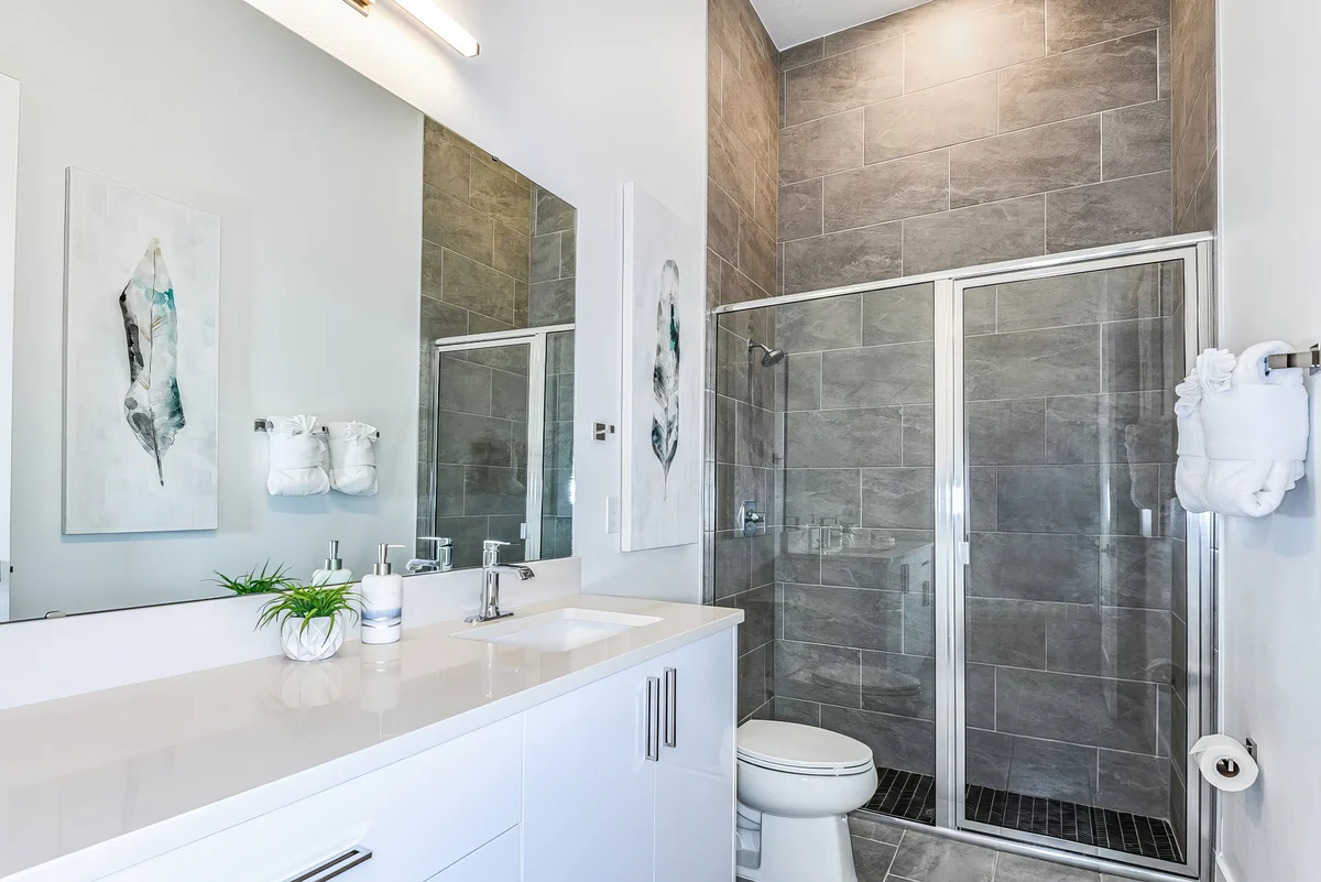 Ensuite Bathroom 2 image 1