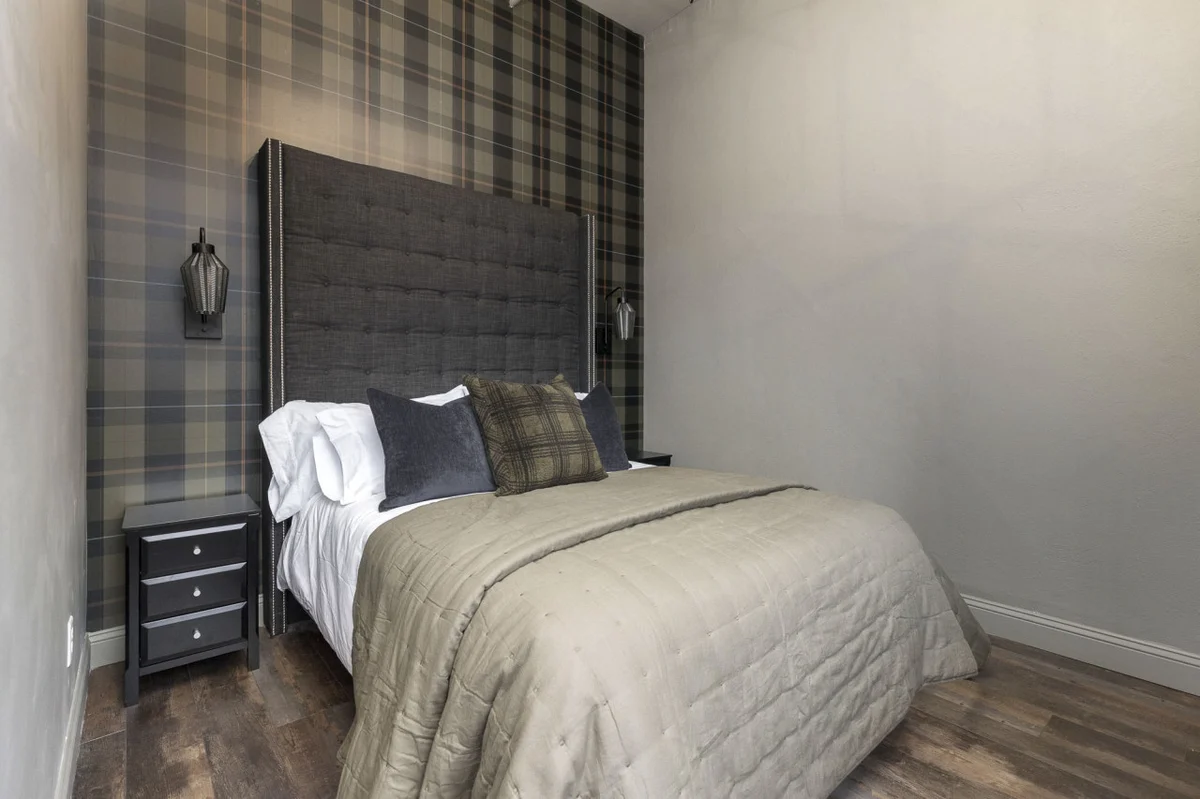 Bedroom 6 image 1