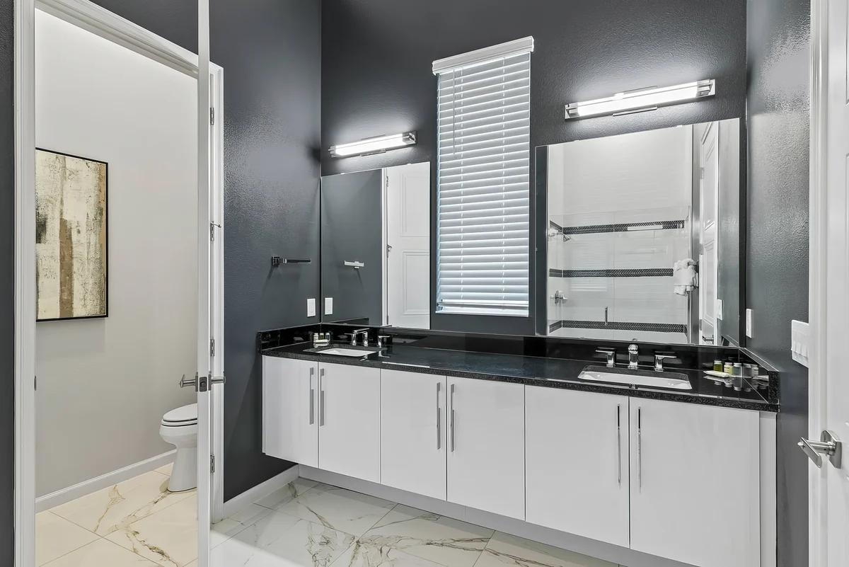 Ensuite Bathroom 3 image 1