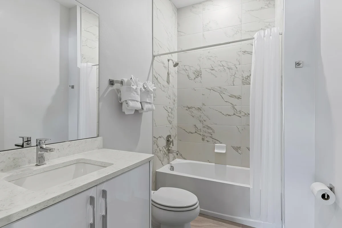 Bathroom 7 image 1