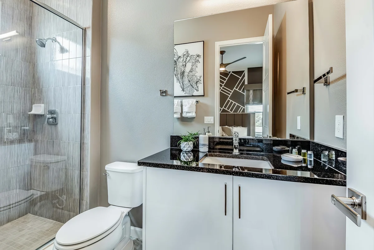 Ensuite Bathroom 6 image 1