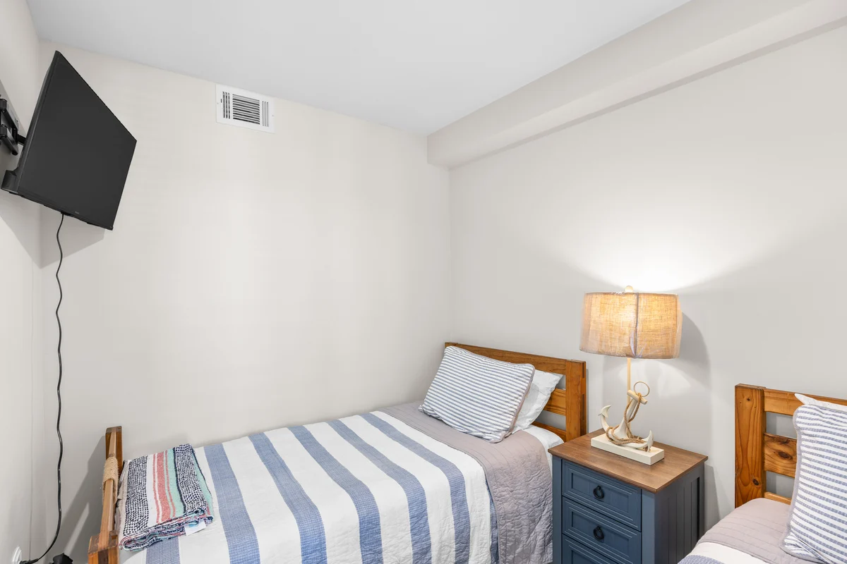 Bedroom 1 image 1