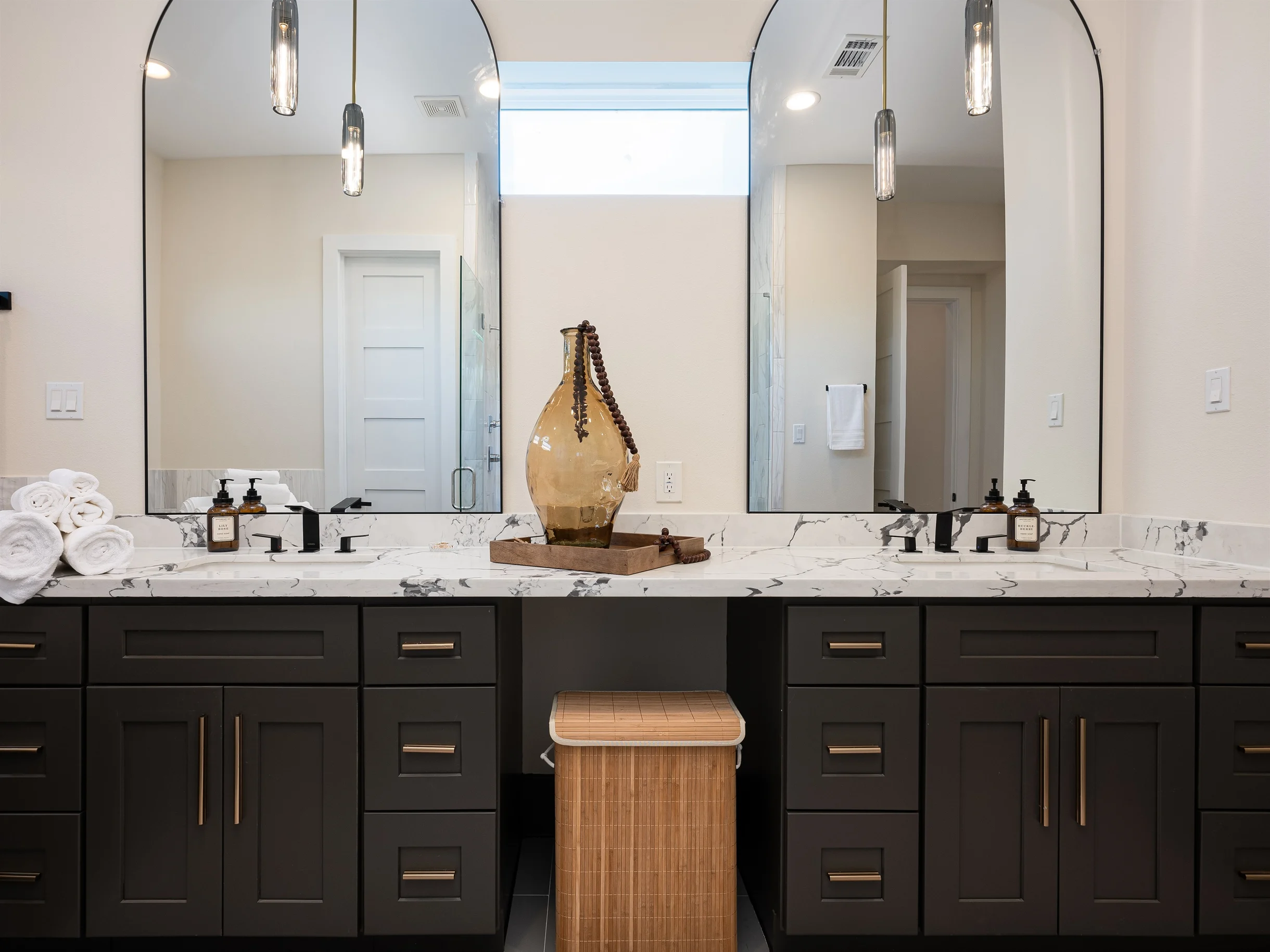 Pet-Friendly | 4BR Luxe Rooftop | Rice Military #49