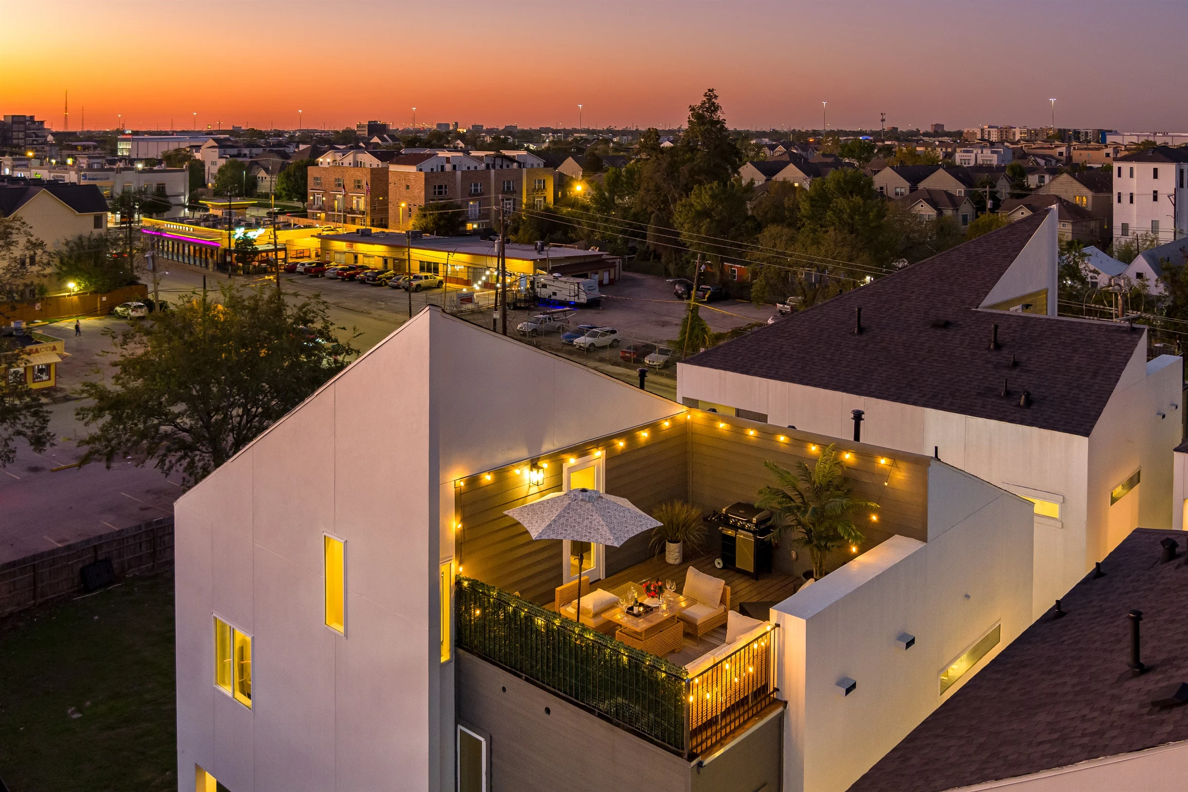 4BR Rooftop Luxury | Pet-Friendly | Garage | HTX #56