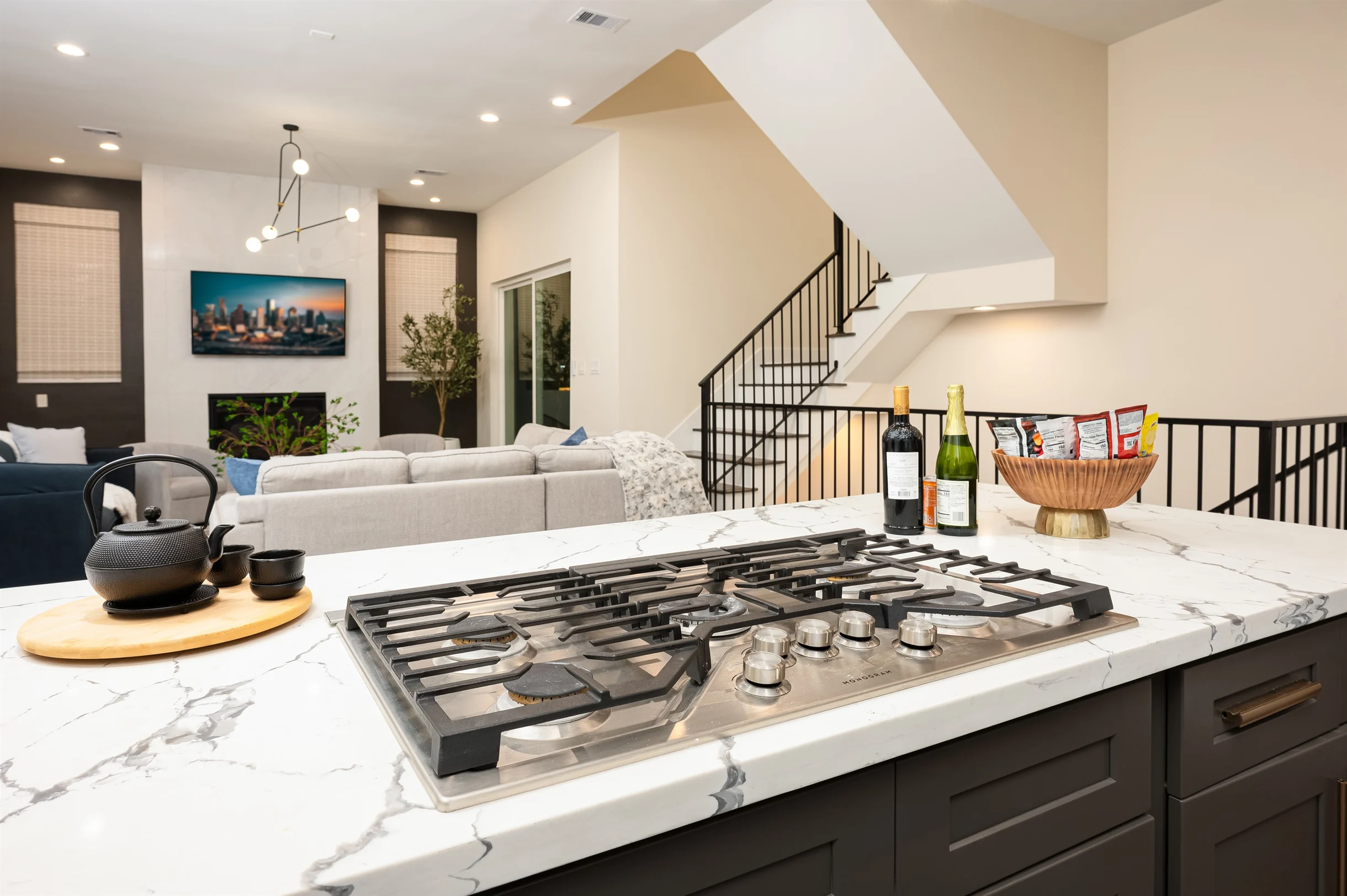 Sleeps 10! Rooftop Luxe • Pet-Friendly • Downtown #34