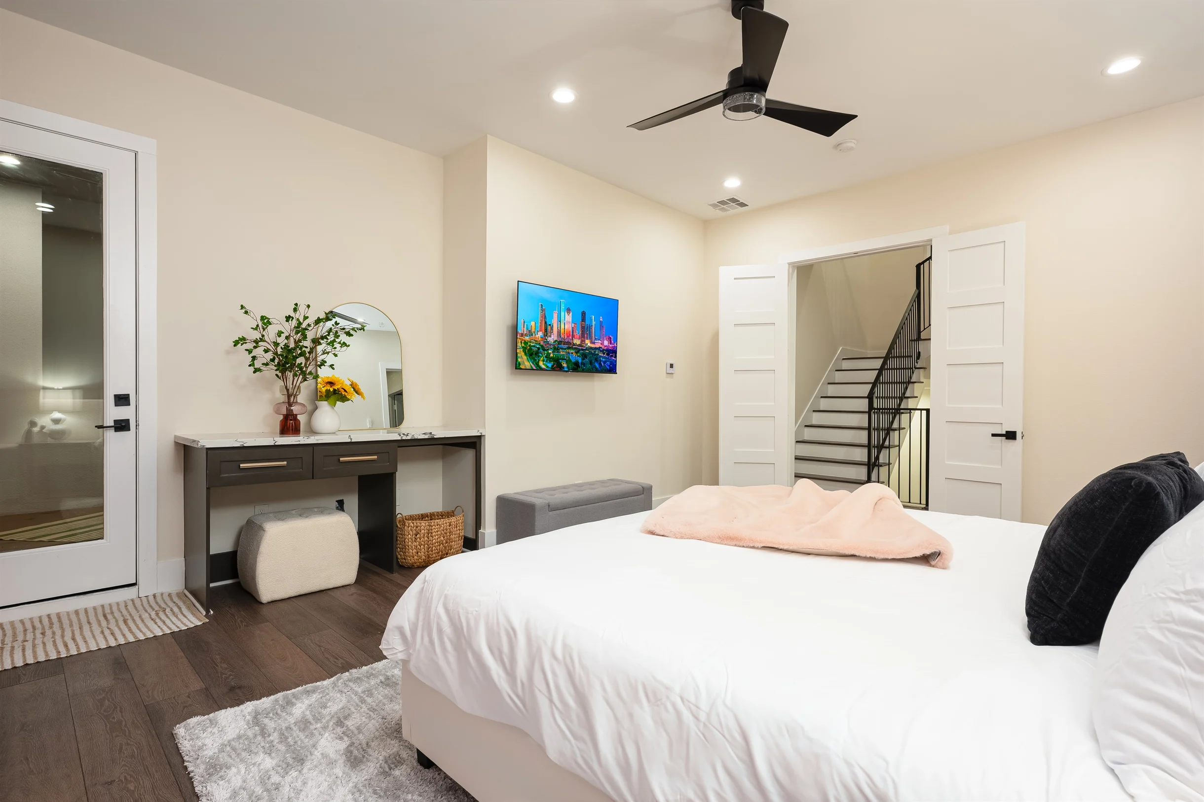Sleeps 10! Rooftop Luxe • Pet-Friendly • Downtown #6