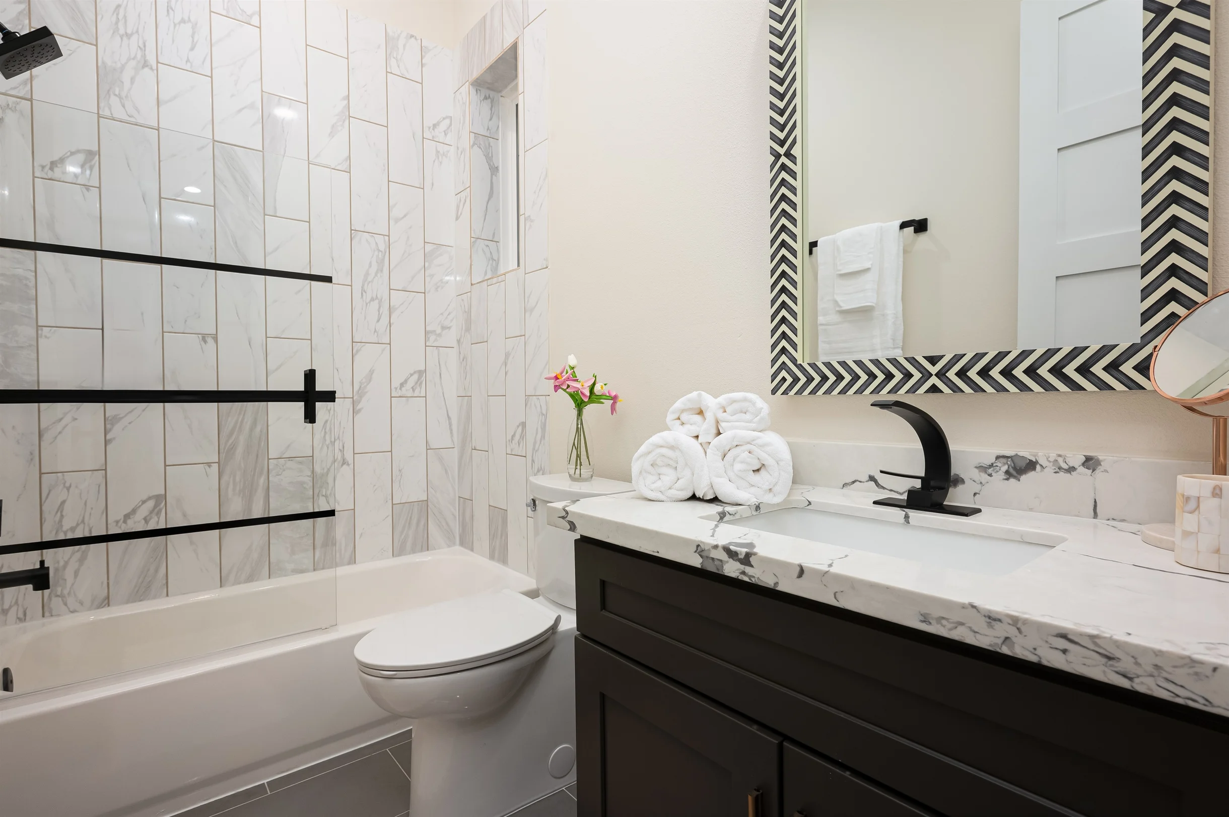 Sleeps 10! Rooftop Luxe • Pet-Friendly • Downtown #20