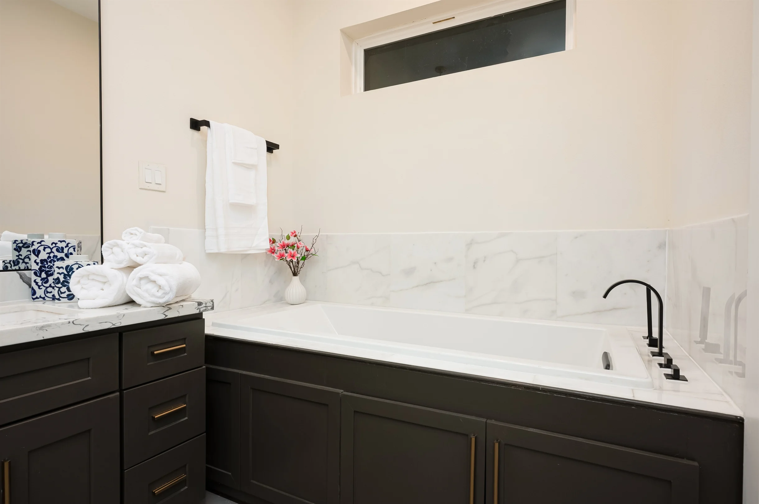 Sleeps 10! Rooftop Luxe • Pet-Friendly • Downtown #21