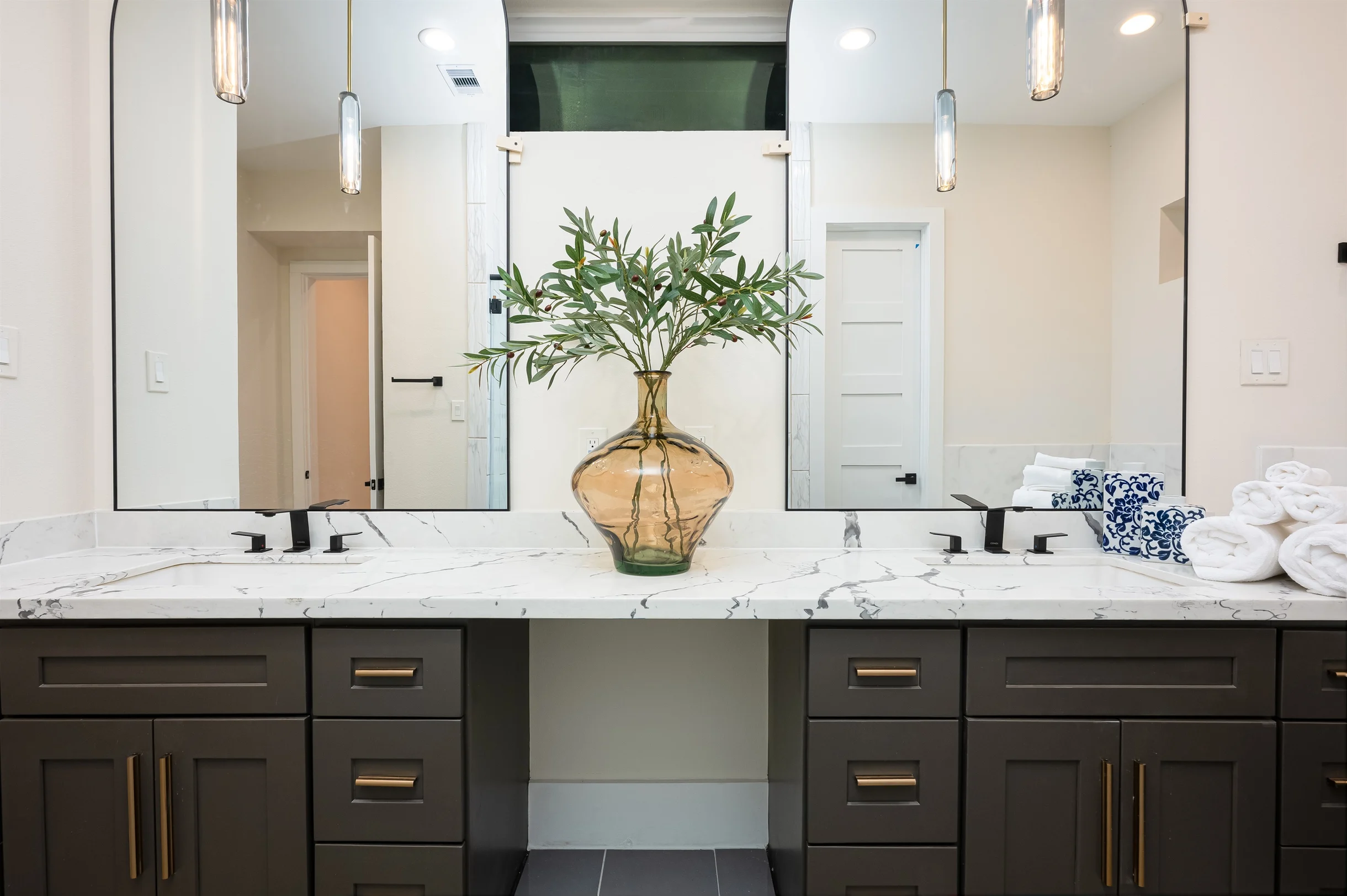 Sleeps 10! Rooftop Luxe • Pet-Friendly • Downtown #19